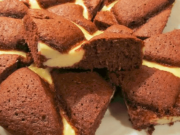 Recept na dezert plný tvarohu a čokolády. Celý plech vás vyjde na méně než 100 Kč