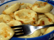 Další důkaz toho, že naše babičky byly v kuchyni kouzelnice: Recept na nejjednodušší krupicové knedlíčky do polévky i jako chutné jídlo!