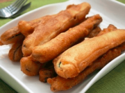 Recept na křupavé cuketové tyčinky s česnekem. Ideální lehký oběd ve stylu vezmi a utíkej! :-)