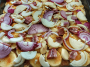 Lahůdka pro celou rodinu z jednoho plechu: Recept na vepřový vrstvený pekáč – Využijete takříkajíc vše, co je v ledničce!